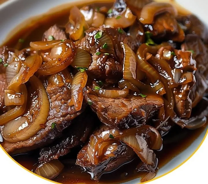 Zartes Rindfleisch in Balsamico-Zwiebel-Sauce serviert auf einem Teller