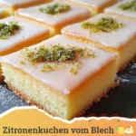 Saftiger Zitronenkuchen mit Zitronenglasur auf einem rustikalen Holzbrett.