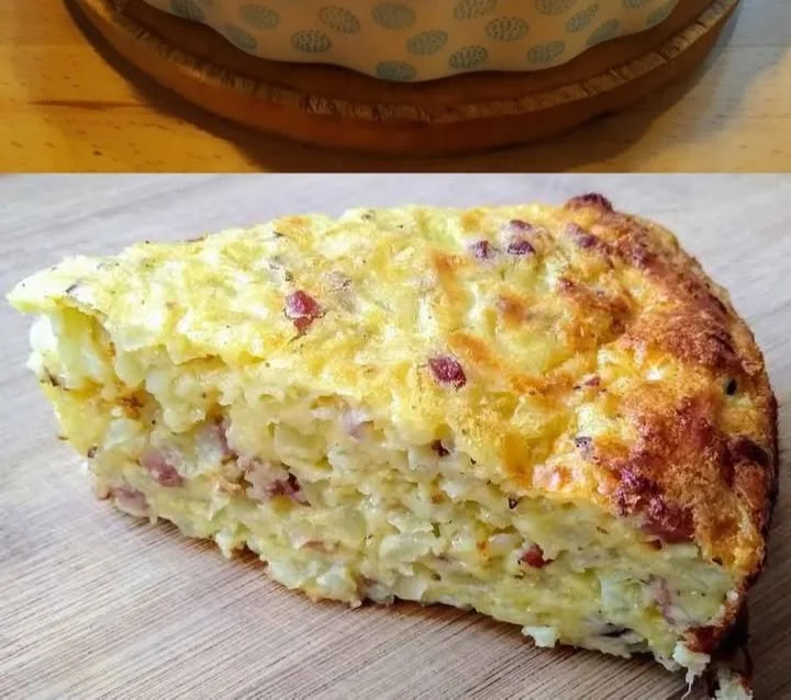 Zwiebelkuchen ohne Boden auf einem Holzbrett serviert.