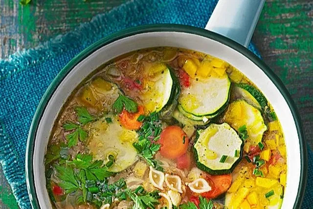 Schüssel mit 15 Minuten Gemüse-Nudelsuppe, gesund und lecker