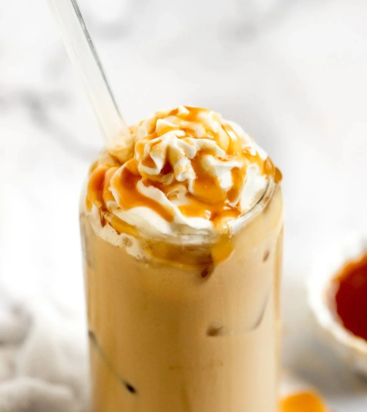 Erfrischender Eiskaramell-Latte mit Sahne und Karamellsoße