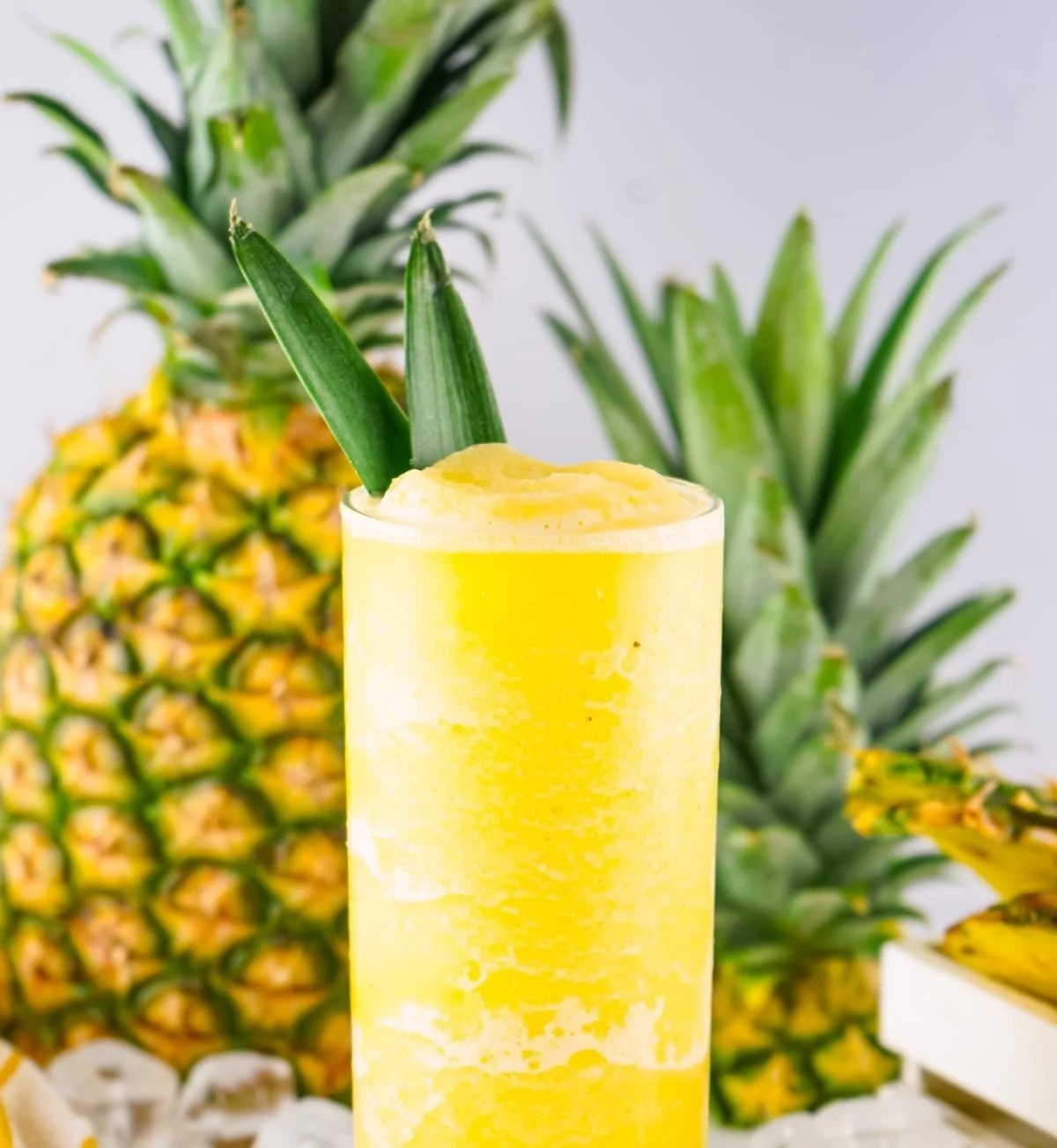 Erfrischender Ananas-Smoothie in einem Glas mit frischen Ananasstücken