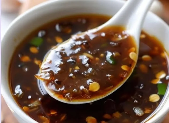 Aromatische chinesische Knoblauchsauce in einer Schüssel