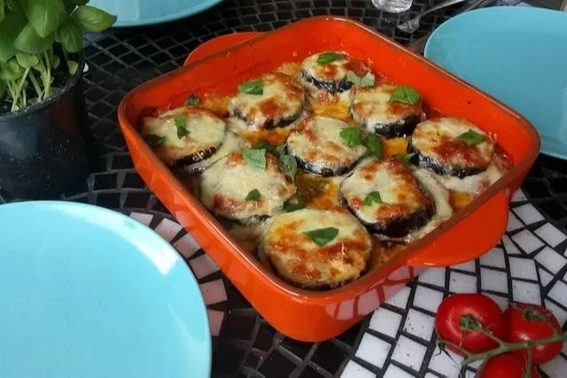Leckeres Auberginen-Parmesan Gericht mit Käse und aromatischen Zutaten