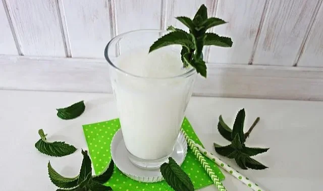 Glas Ayran, ein traditionelles türkisches Joghurtgetränk, erfrischend und cremig.