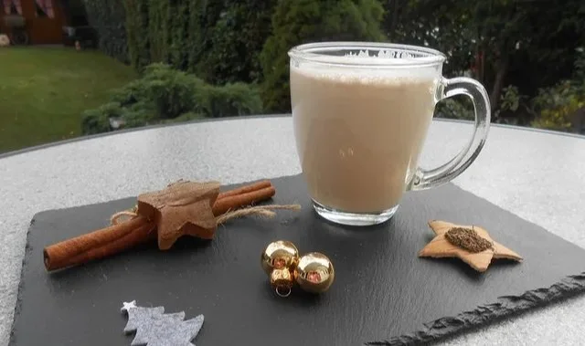 Flasche Baileys Wintertraum auf einem festlichen Tisch