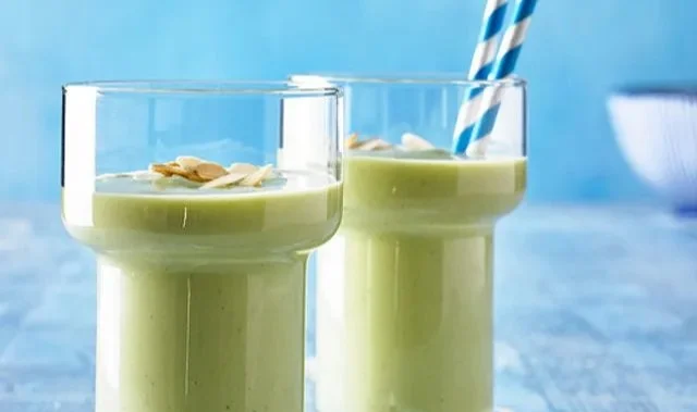 Ein cremiger Bananen-Avocado-Shake in einem Glas mit frischen Zutaten