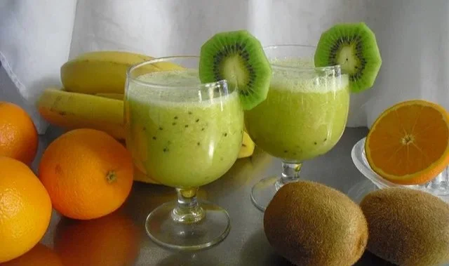 Erfrischender Bananen Kiwi Orange Smoothie in einem Glas