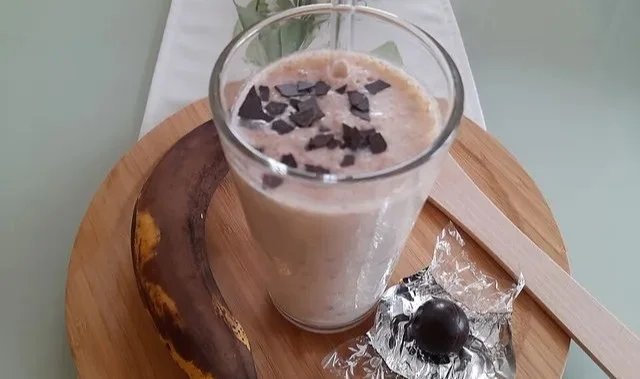 Leckere Bananen-Split-Shake mit Banane, Eis und Sahne