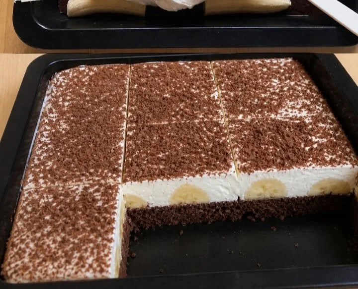 Saftiger Bananenkuchen mit reifen Bananen und Nüssen