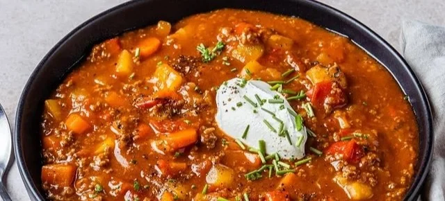 Leckeres Bauerntopf-Gericht mit frischem Gemüse und Fleisch