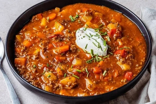 Leckere Portion Bauerntopf mit frischen Zutaten serviert in einer Schüssel