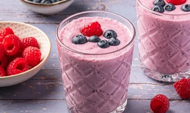Ein erfrischender Beeren-Smoothie in einem Glas