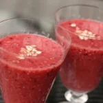 Leckerer Beeren-Smoothie mit frischen Früchten und Joghurt