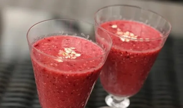 Leckerer Beeren-Smoothie mit frischen Früchten und Joghurt