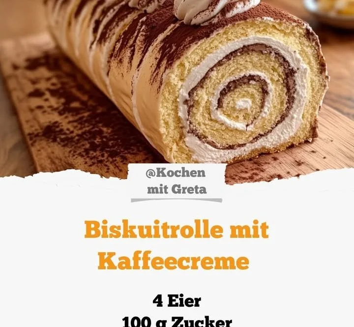Biskuitrolle mit Kaffeecreme auf einem Teller serviert
