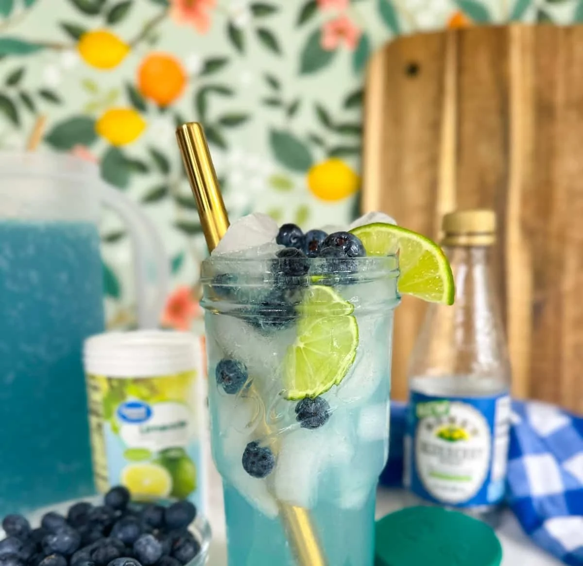 Erfrischende Blaubeer-Limonade in einem Glas mit frischen Blaubeeren