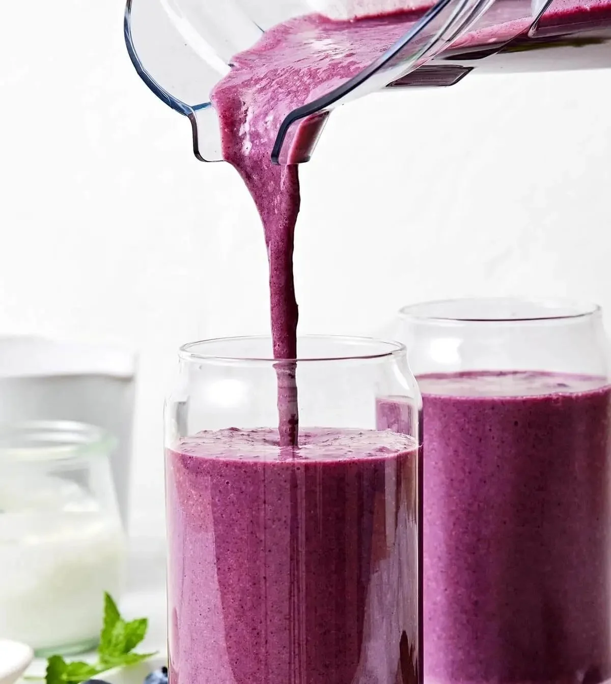 Leckerer Blaubeer-Smoothie in einem Glas mit frischen Blaubeeren