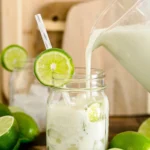 Erfrischende brasilianische Limonade in einem Glas mit Limetten