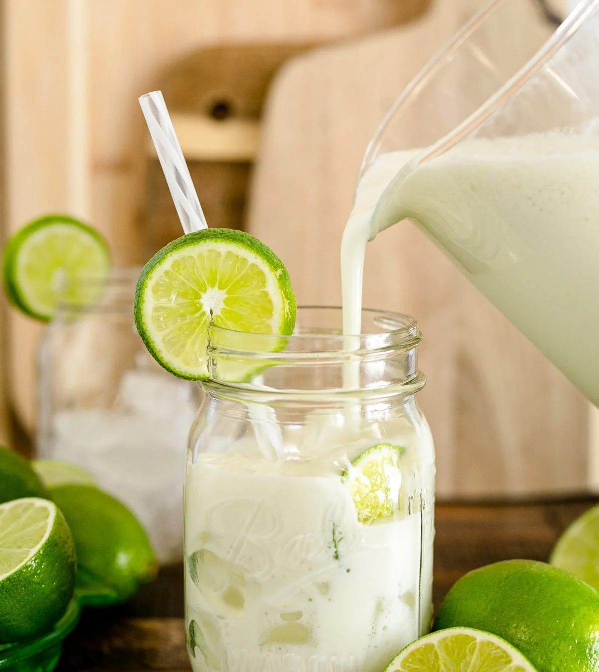 Erfrischende brasilianische Limonade in einem Glas mit Limetten