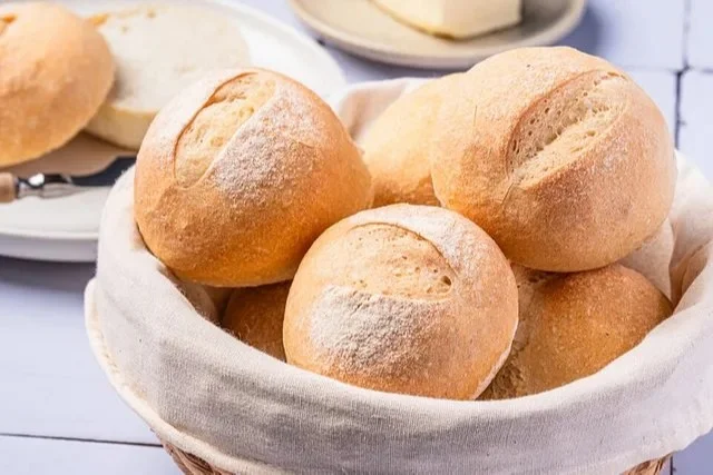 Frisch gebackene Brötchen, die wie aus der Bäckerei aussehen