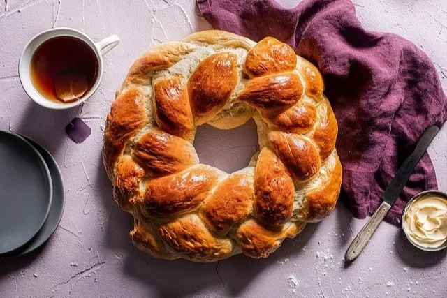 Frischer Brotteig bereit für das Backen von leckerem Brot.