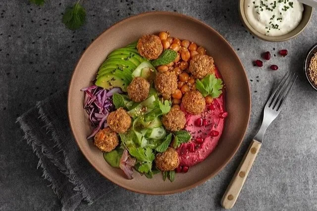 Bunte Schüssel mit köstlichen Airfryer SnackBALLS für den perfekten Snack