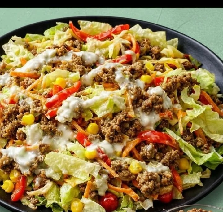 Bunter Hackfleisch-Salat mit frischem Gemüse in einer Schüssel