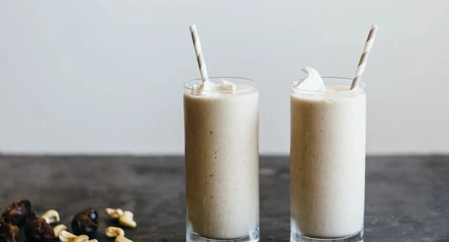 Erfrischender Cashew-Dattel-Shake mit Nüssen und Datteln