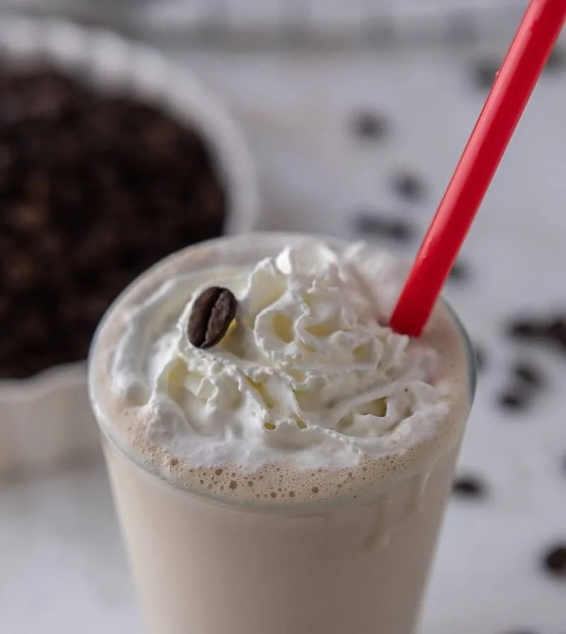 Chick Fil A Frosted Coffee in einem Glas mit Sahne und Eiswürfeln