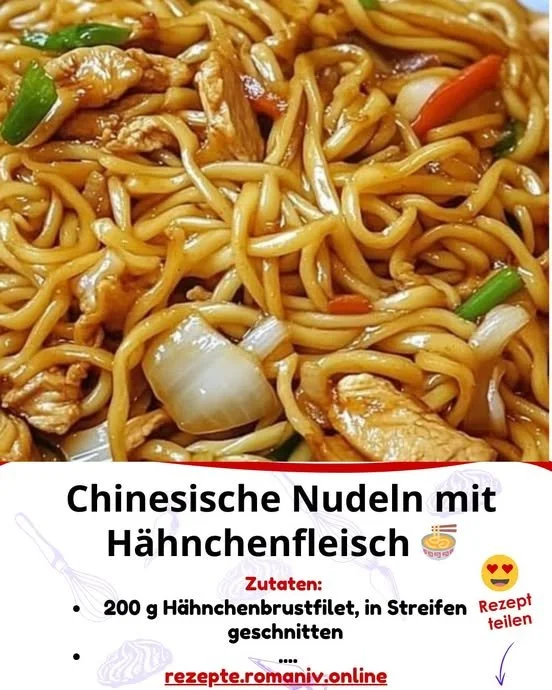 Chinesische Nudeln mit Hähnchenfleisch auf einem Teller serviert.