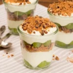 Leckeres Dessert mit frischen Trauben auf einem Teller