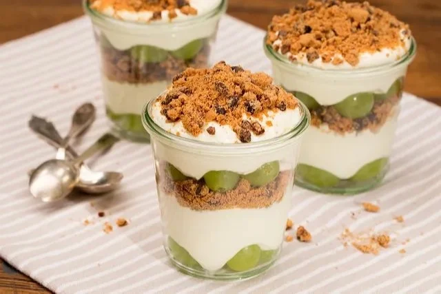 Leckeres Dessert mit frischen Trauben auf einem Teller