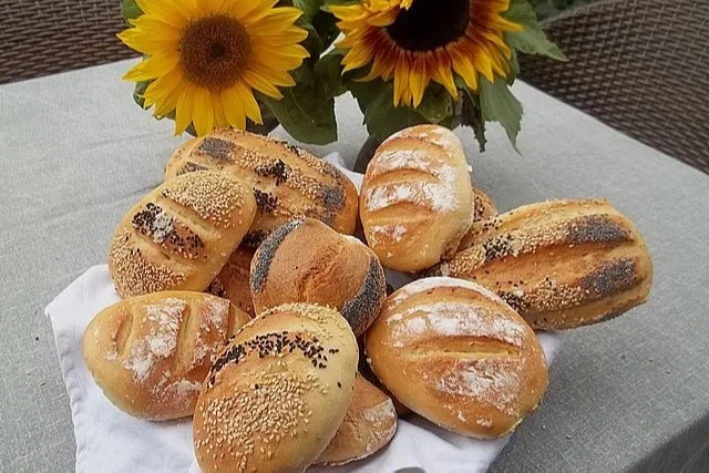 Leckere schnellsten Brötchen der Welt, frisch gebacken und knusprig.