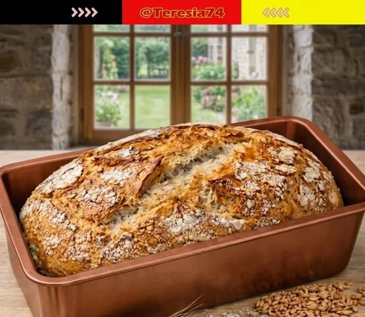 Frisches Dinkel-Joghurt-Brot auf einem Holzbrett