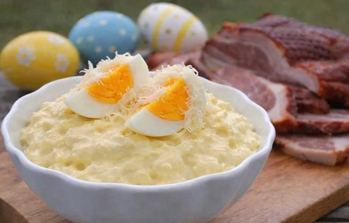 Schüssel mit Eierkren, einem traditionellen österreichischen Würzmittel aus Eiern und Meerrettich.