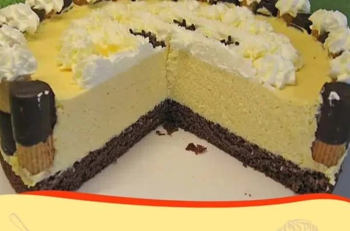 Deliziosa Eierlikör-Sahnetorte mit Sahne und Eierlikör dekoriert