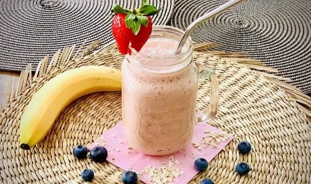 Erdbeer-Banana-Smoothie mit Hafer und Joghurt in einem Glas