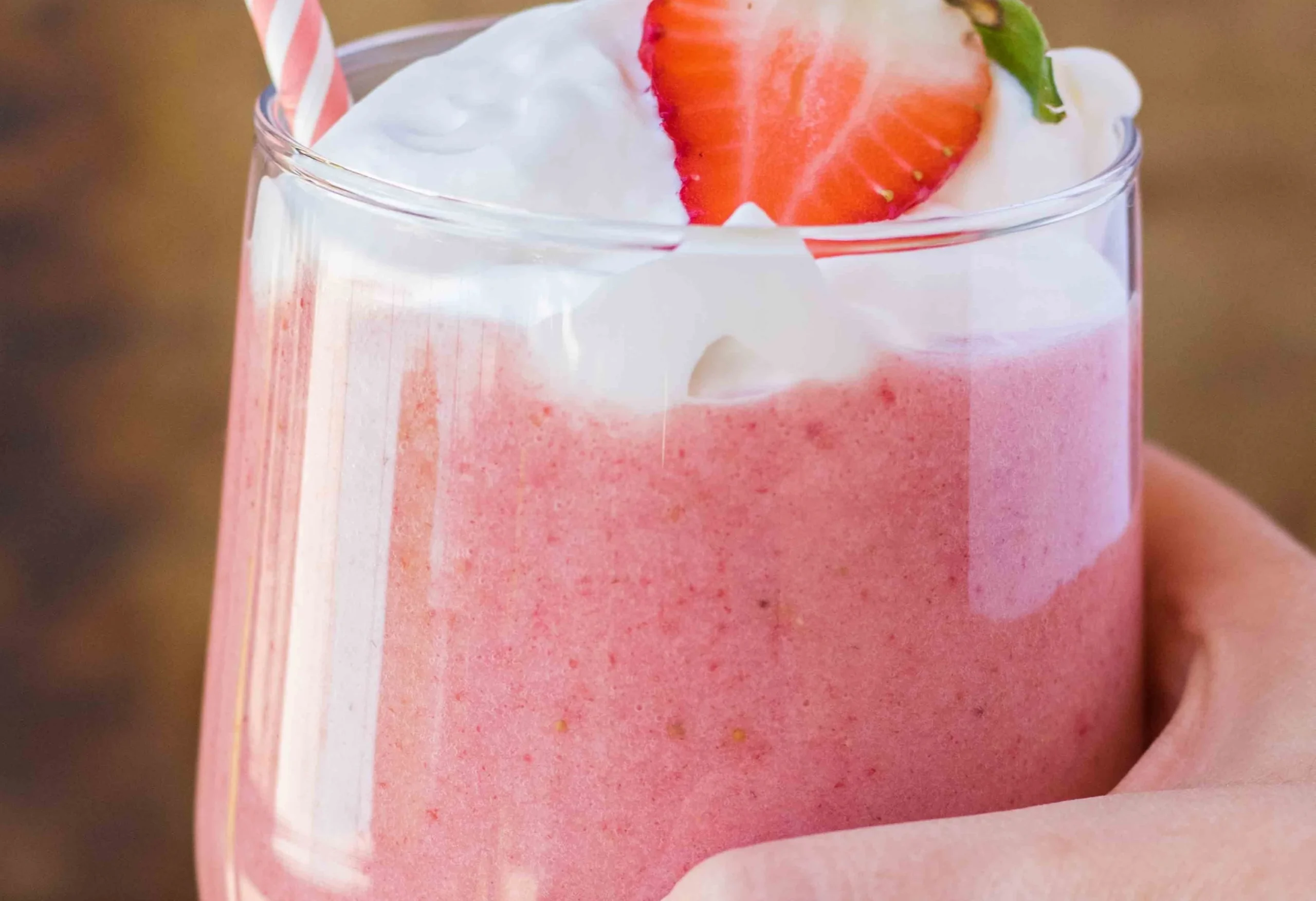 Erdbeer-Bananen-Joghurt-Smoothie in einem Glas mit frischen Früchten