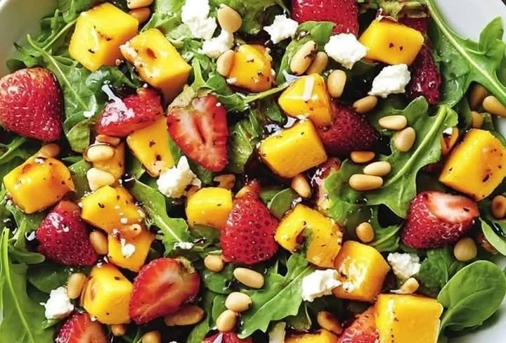 Erdbeer-Mango-Salat mit Spinat, Rucola, Feta und Pinienkernen