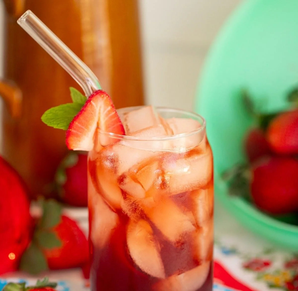 Erdbeer-Süßtee in einer Tasse mit frischen Erdbeeren