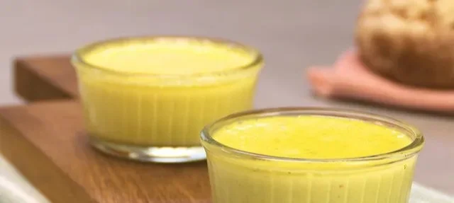 Foolproof Bärnaisesauce mit frischen Kräutern und Eiern in einer eleganten Schüssel