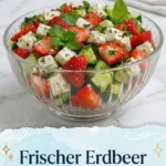 Frischer Erdbeer Gurken Feta Salat mit buntem Gemüse und Feta-Käse
