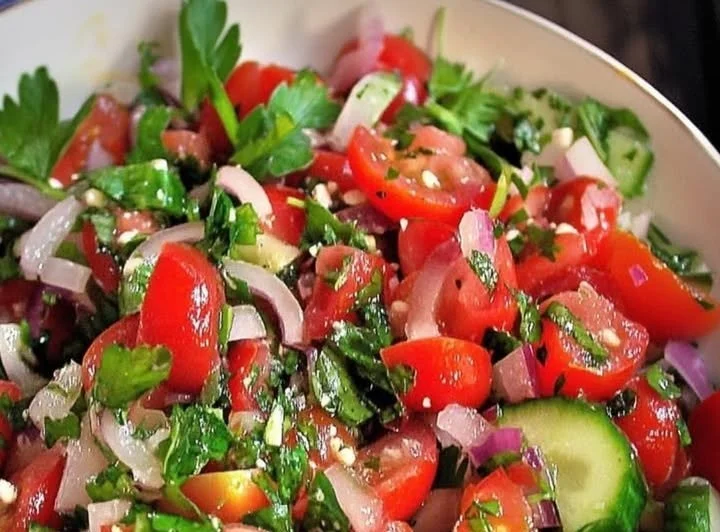Frischer türkischer Tomatensalat mit Tomaten, Zwiebeln und Kräutern