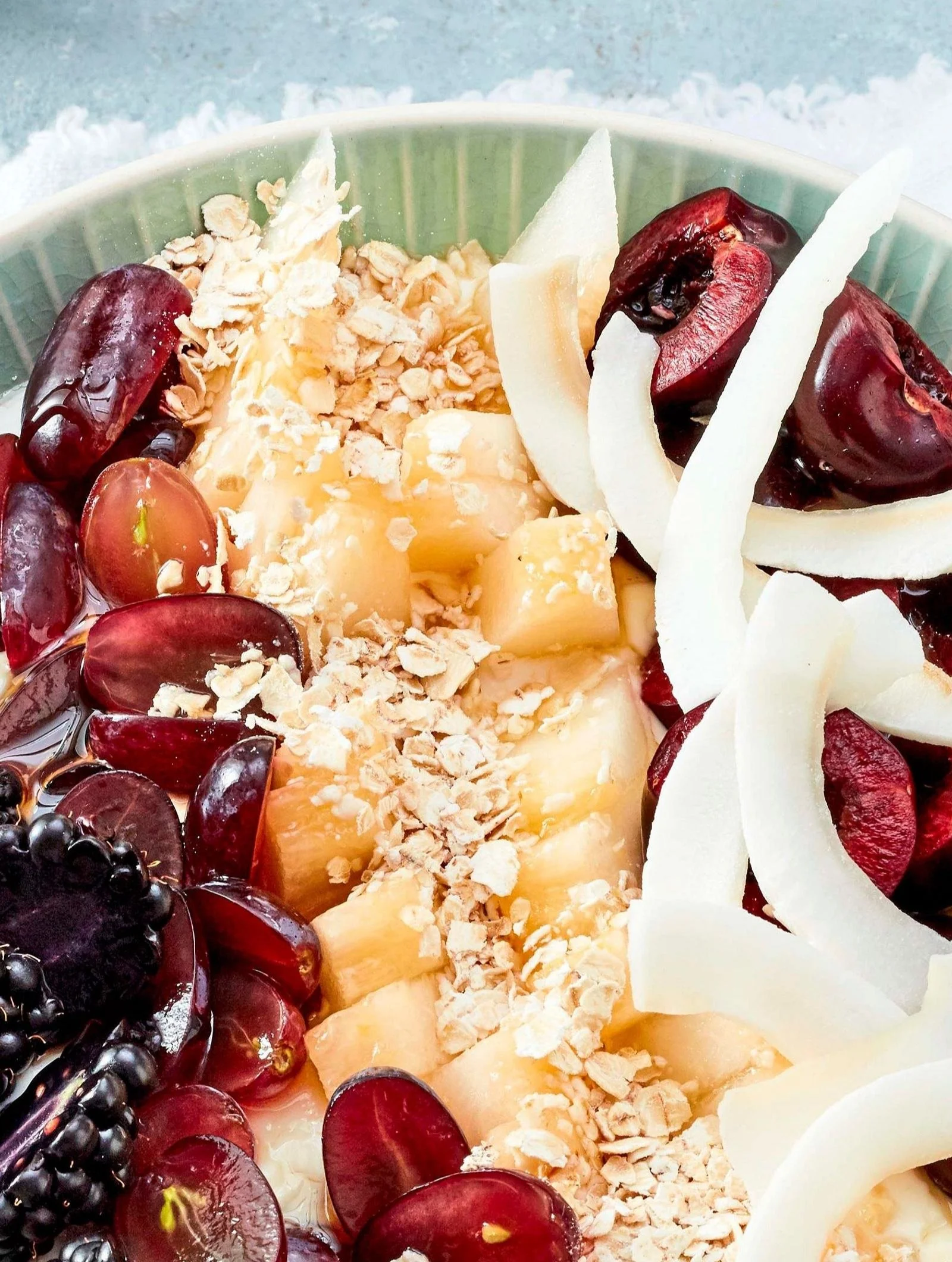 Fruchtige Quark-Bowl mit frischen Früchten und Joghurt.
