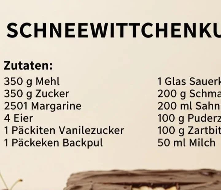 Ein köstlicher Gâteau Blanche Neige auf einem eleganten Teller mit Dekoration.