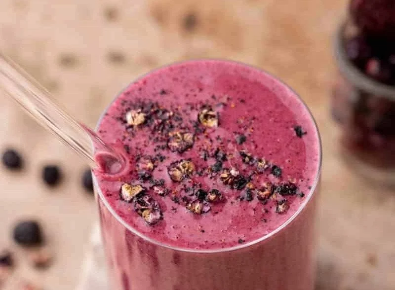Erfrischender gemischter Beerensmoothie mit Beeren und Joghurt