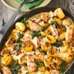Gnocchi-Spinat-Auflauf mit Hühnchen und Curry auf einem Teller serviert