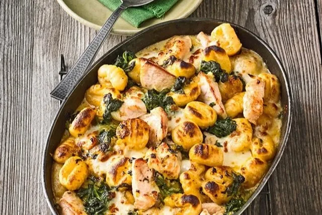 Gnocchi-Spinat-Auflauf mit Hühnchen und Curry auf einem Teller serviert
