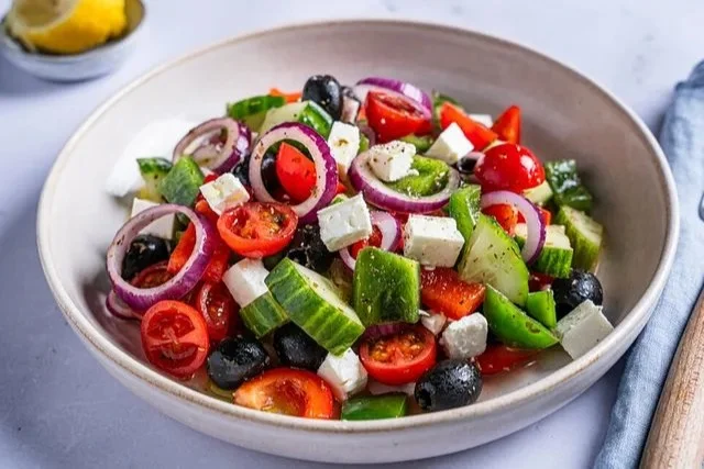 Frischer Griechischer Salat mit Tomaten, Gurken und Feta-Käse